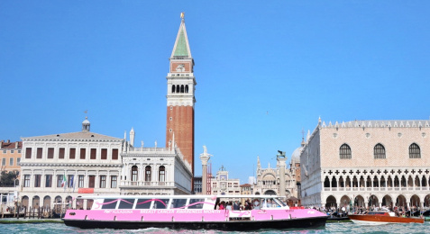 Vaporetto Rosa per la prevenzione al tumore al seno