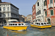 Imbarcazioni della flotta Alilaguna a Venezia